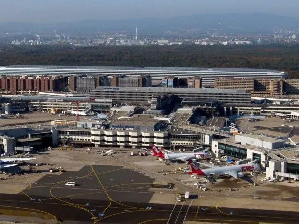 В аэропорту Франкфурта повреждения получил самолет "Уральских авиалиний"