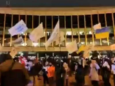 ФОПи прийшли мітингувати до Палацу “України”, де має відбутися концерт “Кварталу”