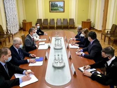 У Зеленського обговорили оборонну співпрацю між Україною та США