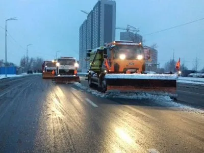 У Києві близько тисячі комунальників прибирають вулиці від снігу - КМДА