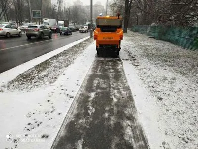 Киев засыпало снегом: коммунальщики усиленно убирают улицы
