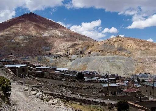 В Боливии автобус упал в ущелье, погибли 12 человек