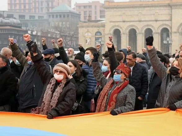 situatsiya-u-karabasi-u-yerevani-protestuvalniki-zablokuvali-budivli-uryadu-stalisya-sutichki