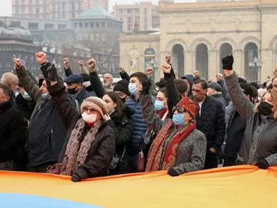 Ситуация в Карабахе: в Ереване протестующие заблокировали здания правительства, произошли стычки