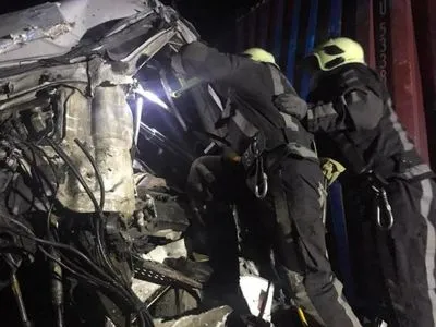 На Київщині через зіткнення двох вантажівок загинув водій, ще один травмований