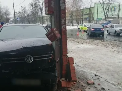 Автівка у Харкові влетіла у зупинку громадського транспорту, є поранений
