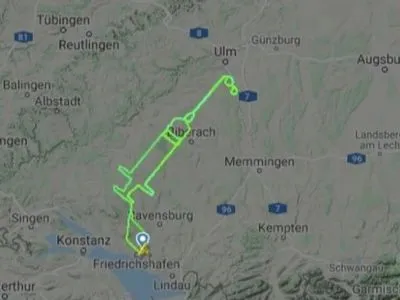 В Германии пилот "нарисовал" в небе шприц с вакциной