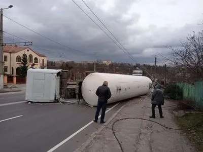 В Житомире перевернулась автоцистерна с газом: жителей близлежащих домов эвакуировали