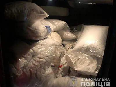 Автомобіль із 700 кг бурштину затримали на Житомирщині