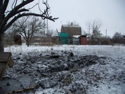 На Донбассе в Рождество снаряд попал во двор местных жителей