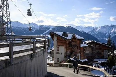 Сотни британцев сбежали из-под карантина на швейцарском курорте