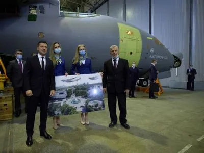 Зеленский предлагает создать украинскую авиакомпанию с самолетами "Антонова" в 2021 году
