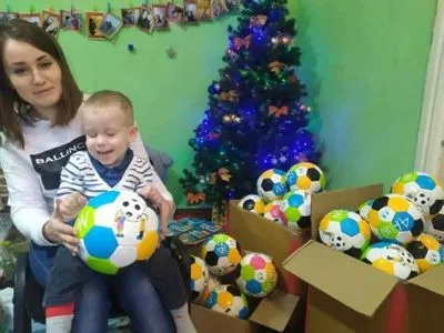 Дети инклюзивно-ресурсного центра получили новогодние подарки от УАФ
