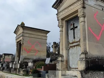 Под Парижем неизвестные осквернили свастикой десятки могил