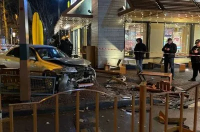 В Одессе авто протаранило площадку McDonalds: двое госпитализированных