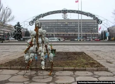 В Запорожье активисты установили елку из противогазов