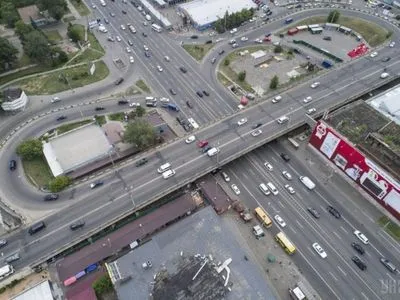 На Шулявському мосту відновили контактну мережу тролейбусів
