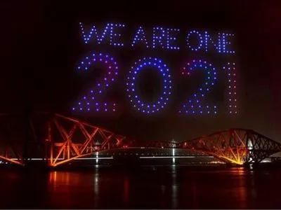 В канун Нового года в Шотландии небо осветили 150 дронов