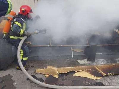 Во время пожара в ТРЦ в Ровно на улицу вывели десятки детей