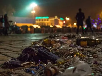 "Насвяткували": з Софійської площі комунальники вивезли близько 83 кубометрів сміття
