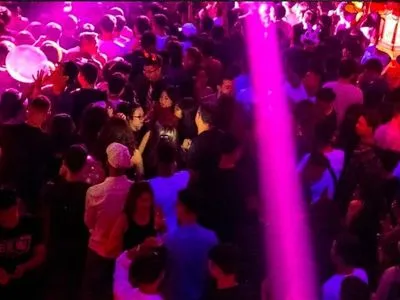У Франції розганяли нелегальну новорічну вечірку на 2,5 тис. осіб - виникли сутички