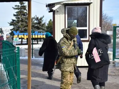 На Донбассе пропуск граждан в новом году все еще происходит только на двух КПВВ