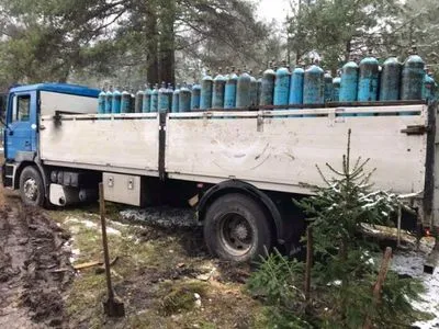 На Львівщині дорогою до лікарні застрягла у багнюці вантажівка з киснем