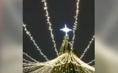 "Новогодний спайдермен": в России мужчина взобрался на 24-метровую елку