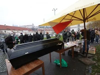 Протесты против коронавирусных ограничений: в Праге активисты принесли гроб под дом премьера