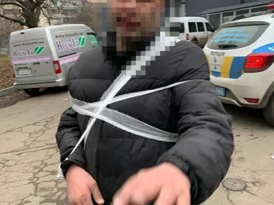 В Одесі затримали чоловіка, який облив бензином кіоск, автомобіль і погрожував перехожим ножем