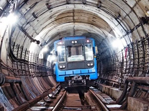 noviy-rik-u-stolichnomu-metro-zustriv-741-pasazhir