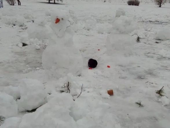Снігове побоїще: у Росії вандали знищили двісті "парадних" сніговиків