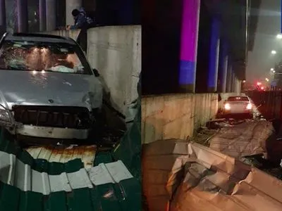 В Киеве нетрезвая водитель на Mercedes протаранила металлический забор