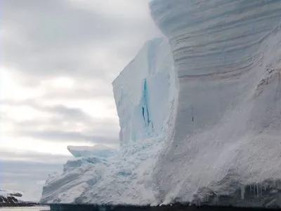 Вблизи станции "Академик Вернадский" зафиксировали "семиэтажный" скол ледника
