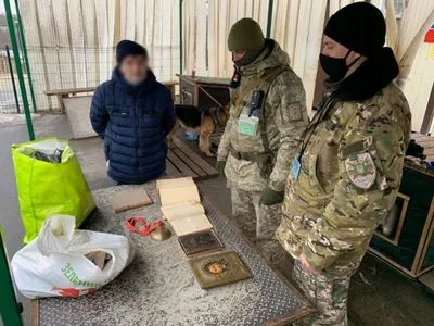 Украинец пытался перевезти на оккупированную часть Донбасса иконы и предметы старины