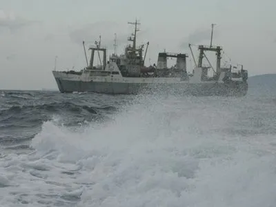 Судно з 60 людьми на борту втратило хід в Охотському морі