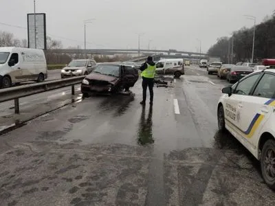На Надднепрянском шоссе в Киеве столкнулись пять автомобилей: движение затруднено