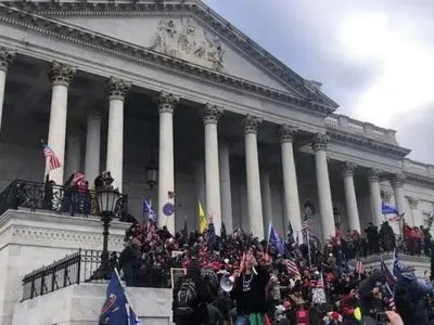 Штурм в Вашингтоне: эвакуировали Библиотеку Конгресса и офисное здание