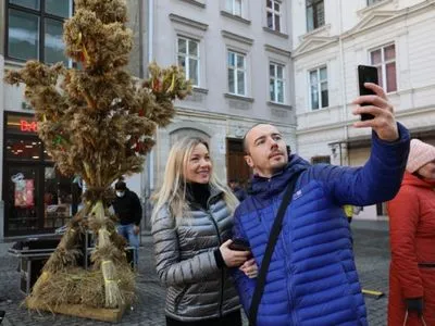 Чотириметрового різдвяного Дідуха встановили у Львові