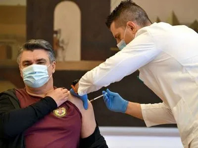 Президент Хорватії публічно вакцинувався від коронавірусу