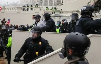 Более 50 полицейских пострадали во время штурма Конгресса