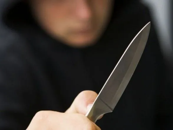 Во Львове подросток бегал по городу с ножом и наносил себе ранения