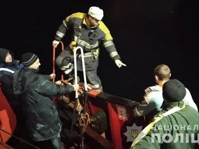 Вантажне судно загорілось у Запоріжжі, є поранений