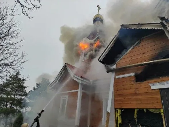На Різдво на Кіровоградщині вже близько трьох годин горить церква