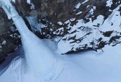 На Камчатці обвалився лід на водоспаді: є загиблий і травмовані, серед них дитина