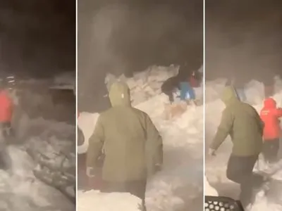 На гірськолижному курорті в Росії сніжна лавина зійшла на будиночки з туристами