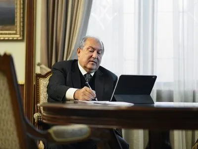 Президент Вірменії переносить COVID-19 у тяжкій формі