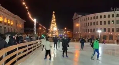 "Карантин зимових канікул": на столичному Подолі "виявили" працюючі атракціони