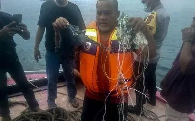 Пасажирський Boeing впав у воду після вильоту з Джакарти: з'явилися фото з уламками