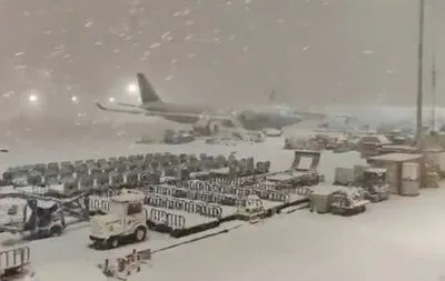Аэропорт Мадрида парализован из-за сильного снегопада